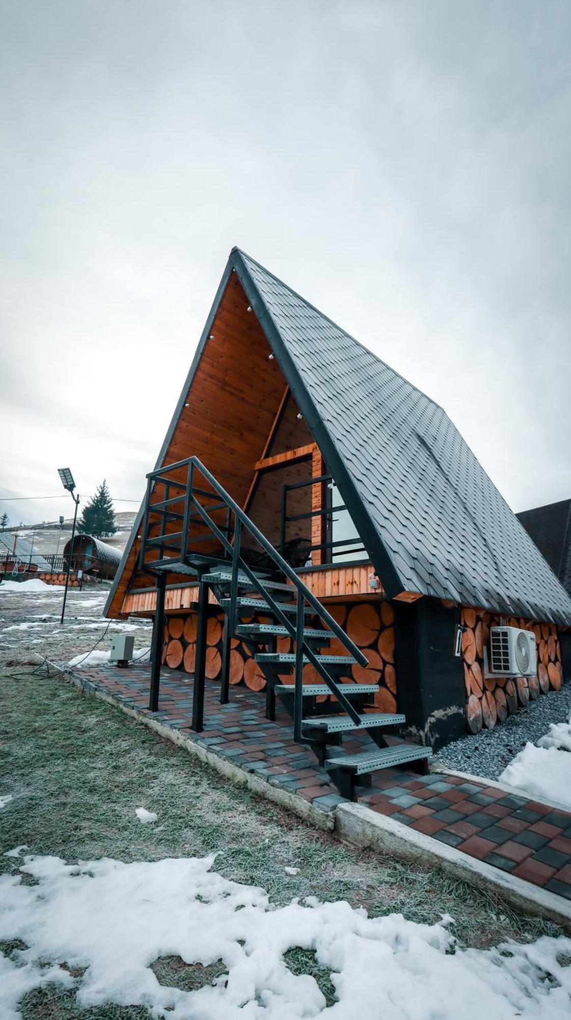 Hotel A Pisc Vatra Moldoviţei Exterior foto